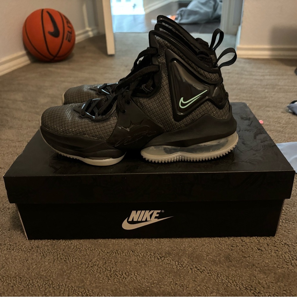 Lebron XIX black aqua size 5.5 worn once black Runs big